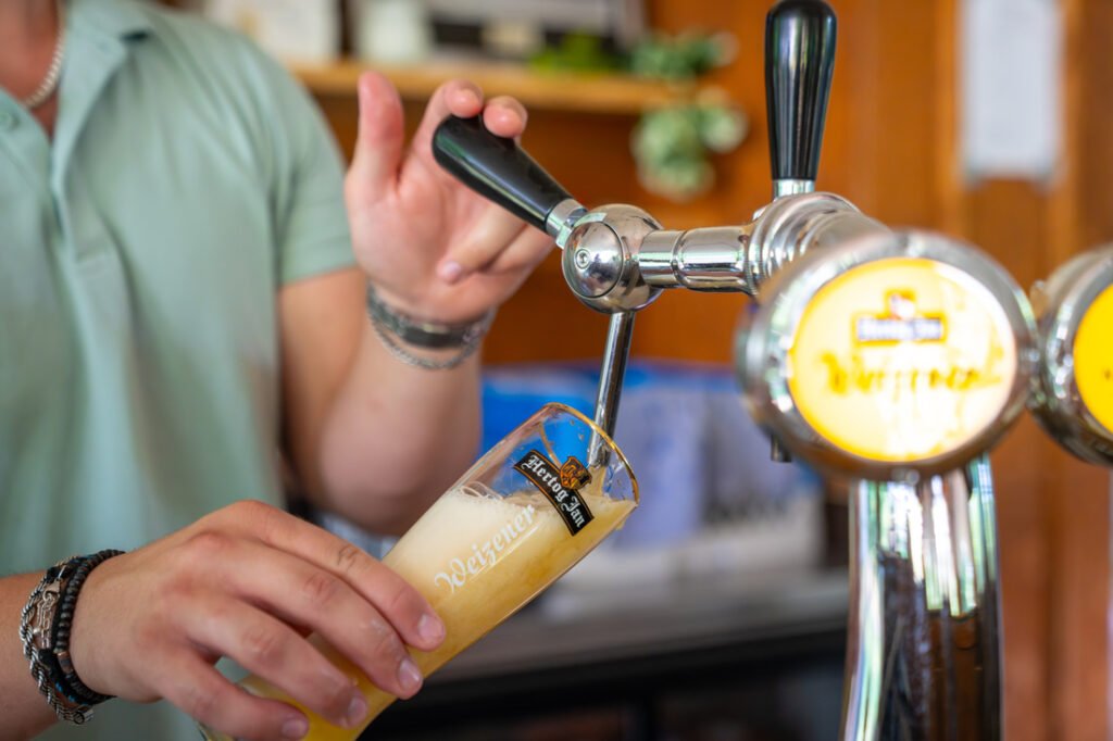 Hertog jan pils van de tap